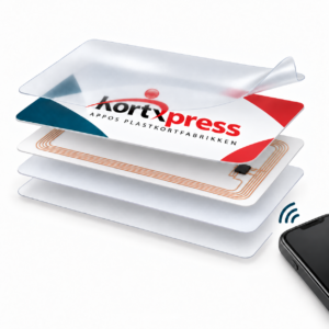 Prinsippillustrasjon av NTAG213 NFC med antenne og chip mellom plastlagene